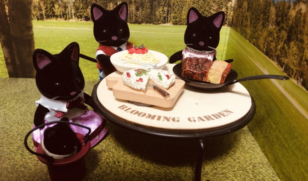 テーブルは植木鉢用の台