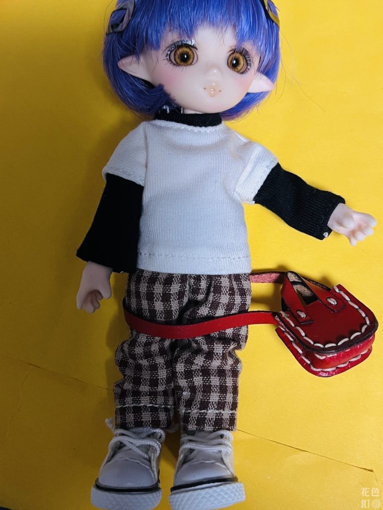 赤い革のショルダーバッグ